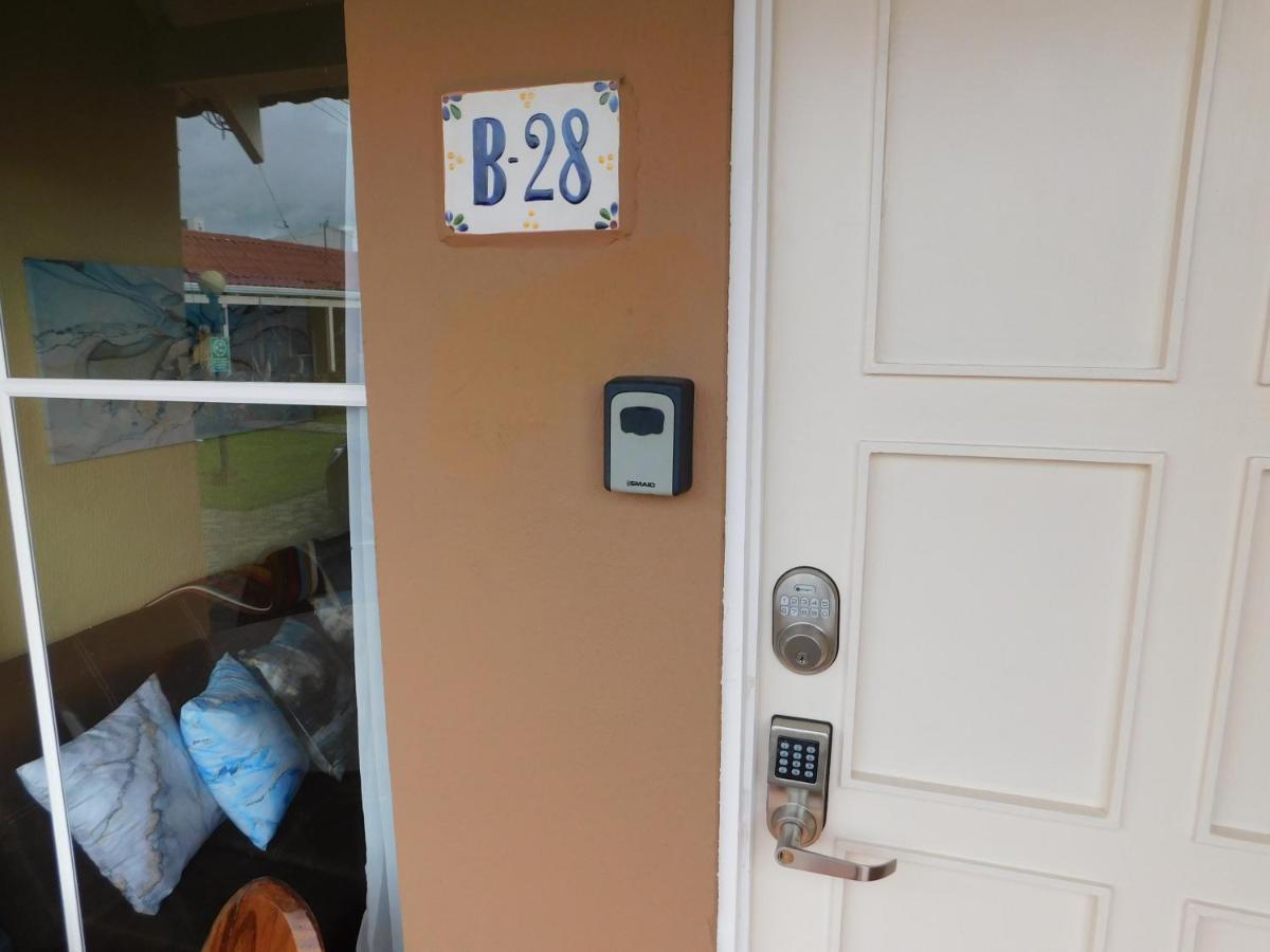 Condo Villa B27 Sleeps Five People - B28 Sleeps Six People - Price Includes Housekeeping Fees Not Taxes - Very Close To The Pool And Beach! Jaco Luaran gambar